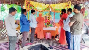 Noida News: ब्रम्हचारी कुटी में माता की स्थापना के साथ हुआ शैलपुत्री का पूजन