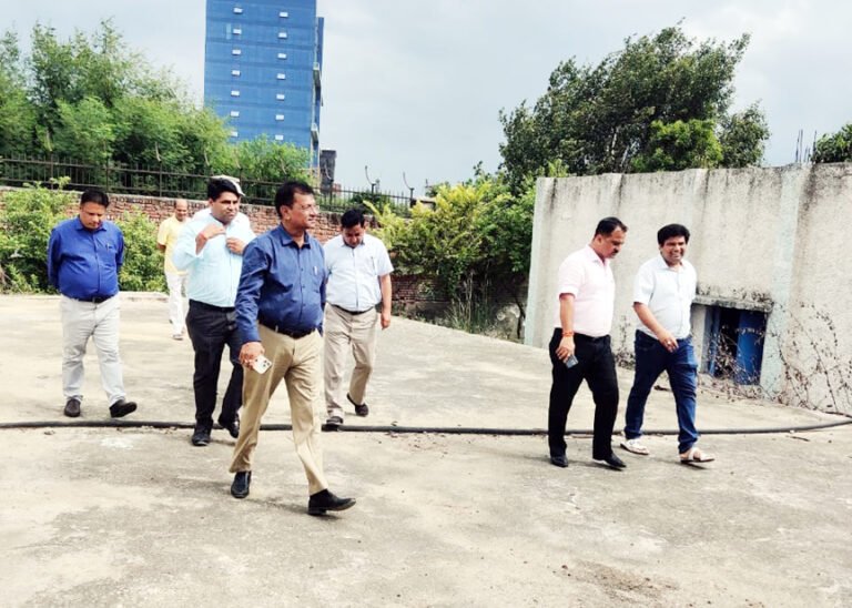 नोवरा की शिकायत पर डीजीएम जल गांव पहुंचे प्राधिकरण के अधिकारी