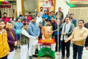 Noida News: महानगर कांग्रेस ने राष्ट्रपिता महात्मा गांधी की पुण्यतिथि मनाई