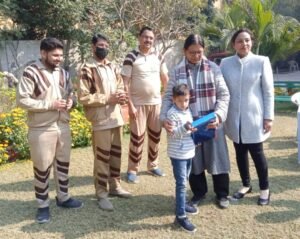 केयर मुहिम के तहत वृद्धाश्रम में की परमार्थी सेवा