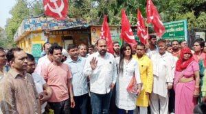 नाराज वेंडर्स ने सीटू के नेतृत्व में नोएडा प्राधिकरण पर फिर किया प्रदर्शन