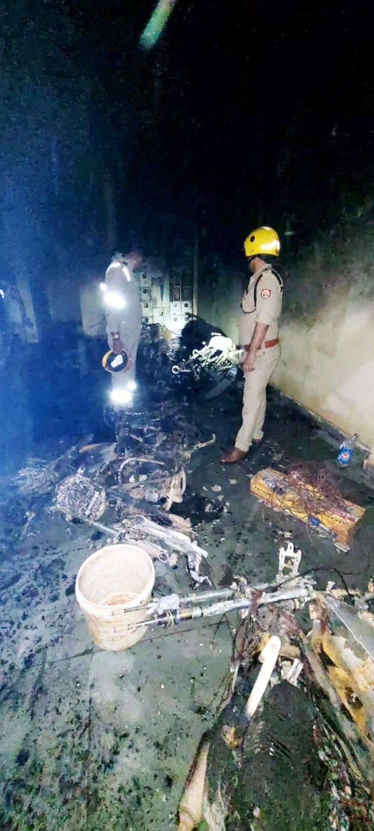 ग्राउंड फ्लोर पर लगी आग, चार बाइक जली