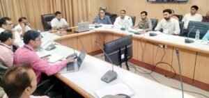 जनपद स्तरीय मॉनिटरिंग कमेटी के साथ जिलाधिकारी ने की बैठक