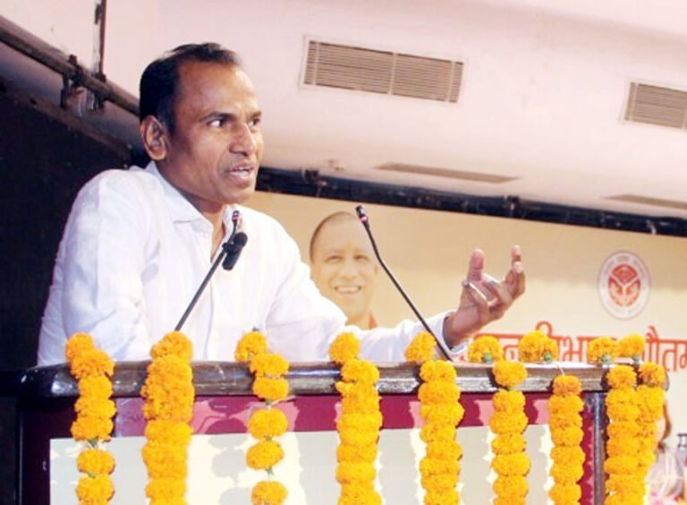 सडक़ पर वाहन चलाते हुए फोन पर बात नहीं करनी चाहिए: प्रमुख सचिव