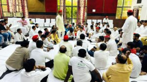 सपा की मासिक बैठक में हुई बूथ मजबूत करने पर चर्चा