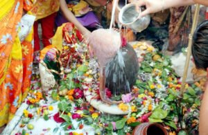शिवालयों में उमड़ी भक्तों की भीड़, किया अभिषेक