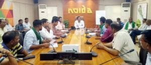 नोएडा प्राधिकरण के सीईओ लोकेश एम के साथ हुई भारतीय किसान यूनियन मंच की मीटिंग