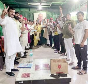 घोसी उपचुनाव में दौड़ी सपा की साइकिल, नोएडा में बांटी गई मिठाई
