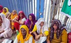 किसानों व पुलिस के बीच धक्का-मुक्की, ग्रेटर नोएडा प्राधिकरण पर लगाया ताला