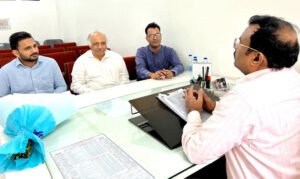 व्यापारियों की समस्याओं को लेकर जीएसटी एडिशनल कमिश्नर से मिले युवा व्यापार मंडल के पदाधिकारी