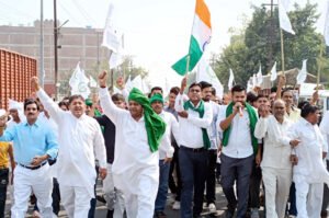 भारतीय किसान यूनियन मंच ने नोएडा प्राधिकरण के गेट पर किया धरना-प्रदर्शन