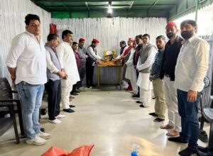 लोकबंधु राजनारायण की जयंती पर सपाइयों ने उनको किया नमन