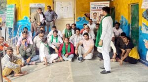 नोएडा प्राधिकरण के रिसेप्शन वाले गेट को कर बंद करके किया विरोध प्रदर्शन