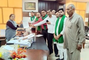 भाकियू मंच ने पुलिस कमिश्नर और अपर जिला अधिकारी को सौंपा ज्ञापन