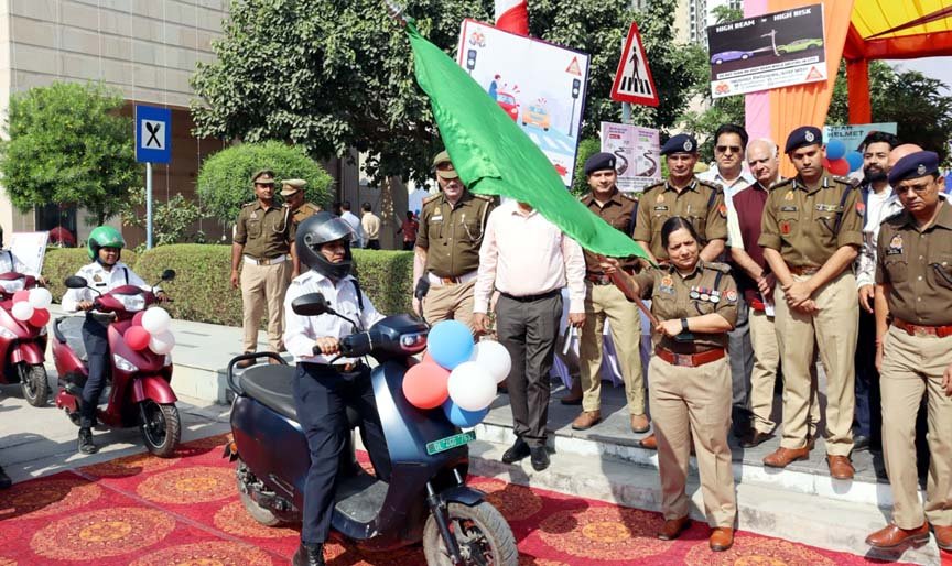 पुलिस आयुक्त ने यातायात जागरूकता रैली को दिखाई हरी झंडी