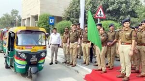 पुलिस कमिश्नर ने रूट चार्ट और नंबर देकर ऑटो को किया रवाना