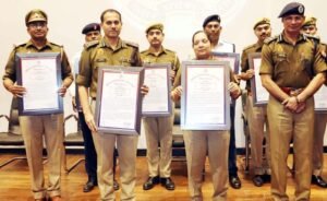 उत्तर प्रदेश के पुलिस महानिदेशक ने गौतमबुद्ध नगर की पुलिस को दिया बेस्ट डिस्प्ले स्टैंड का पुरस्कार
