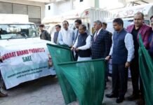 आटा, दाल, चावल और अन्य सामानों को लेकर घूमेगी मोबाइल वैन, प्रभारी मंत्री और डीएम ने दिखाई हरी झंडी