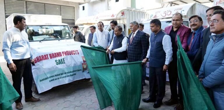 आटा, दाल, चावल और अन्य सामानों को लेकर घूमेगी मोबाइल वैन, प्रभारी मंत्री और डीएम ने दिखाई हरी झंडी