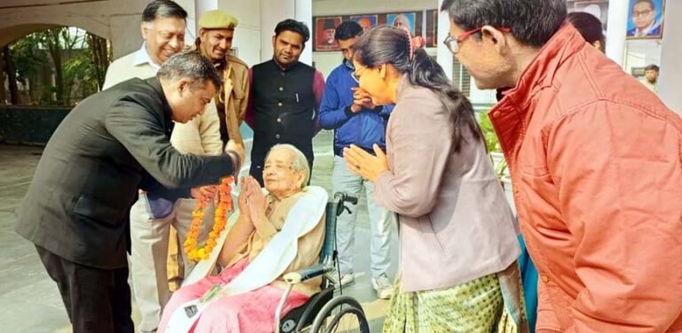पेंशनर दिवस पर वरिष्ठ नागरिकों को शॉल भेंट कर किया सम्मानित