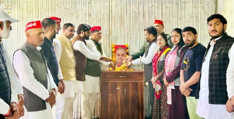 सपा ने छोटे लोहिया (जनेश्वर मिश्र) को किया नमन