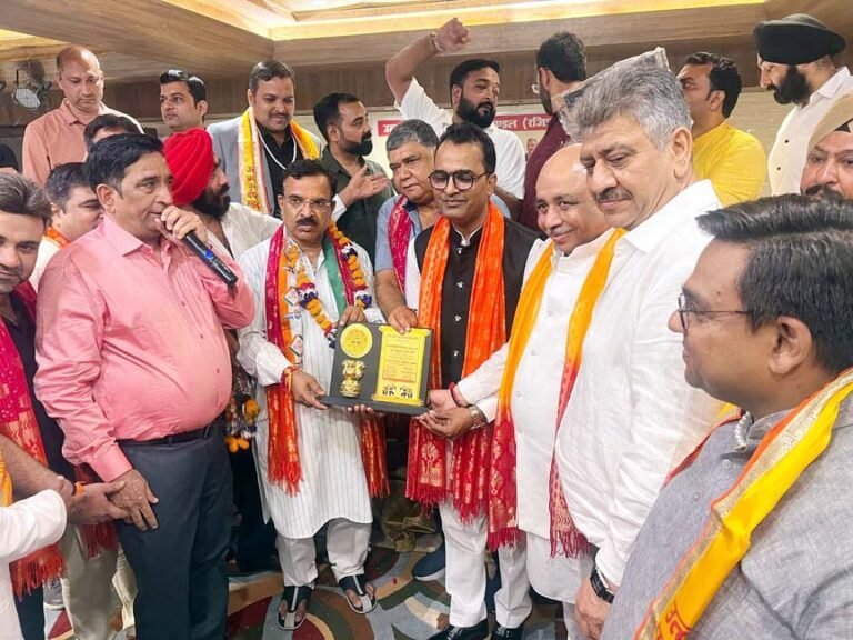 उत्तर प्रदेश युवा व्यापार मंडल प्रदेश अध्यक्ष विकास जैन ने कानपुर में किया व्यापारी सेवकों को सम्मानित
