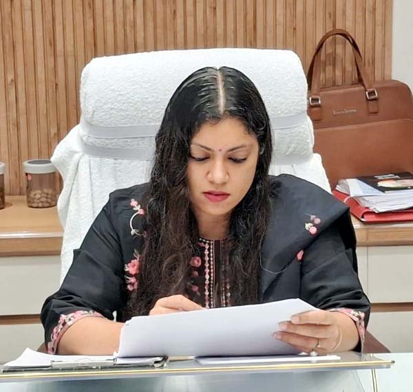 जिलाधिकारी ने अधिकारियों को शिकायतों का गुणवत्ता के साथ निस्तारण के दिए कड़े निर्देश