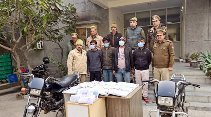 पुलिस ने 12 लाख के मॉल समेत 4 पकड़े