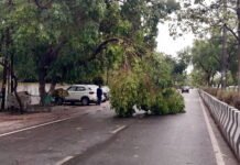 तेज बारिश, 60 किलोमीटर प्रति घंटा से चली हवा